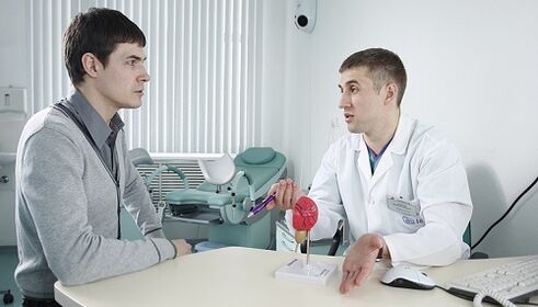 Der Arzt verschreibt eine Behandlung der Prostatitis mit einem Gerät.