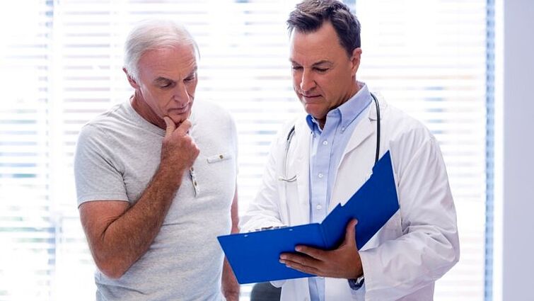 Der Arzt verschreibt eine Behandlung gegen Prostatitis.