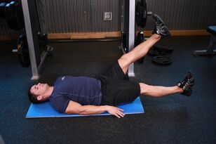 Mann mit Prostatitis macht eine Übung im Fitnessstudio.