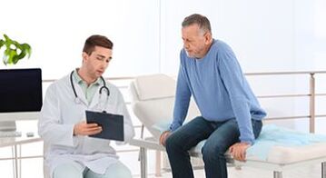 der Arzt spricht mit dem Patienten