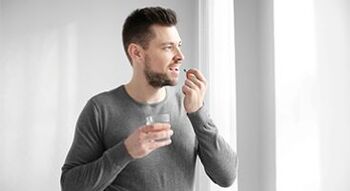 der Mann nimmt Medikamente zur Behandlung von Prostatitis