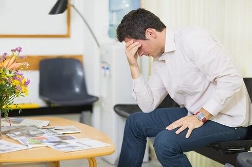 der Mann dachte daran, Prostatitis mit Medikamenten zu behandeln